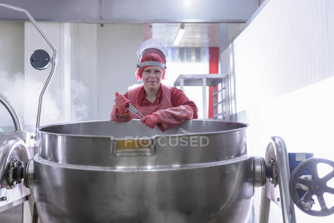 Trabajadora en área de cocina de fábrica de comida asiática - foto de stock