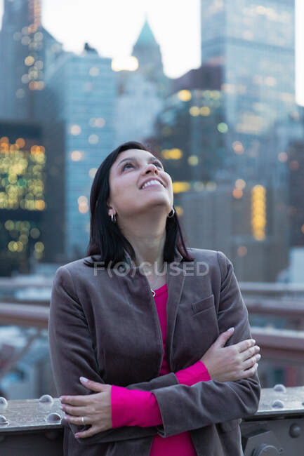 Female tourist looking up from Brooklyn Bridge, New York, USA — Stock Photo