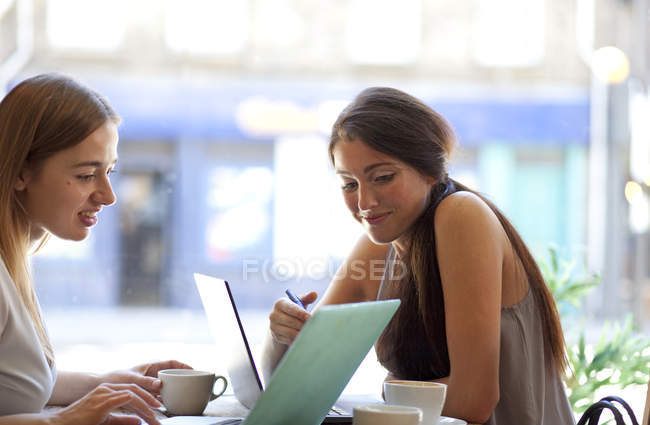 Ділові жінки, які зустрічаються в кафе (Лондон). — стокове фото