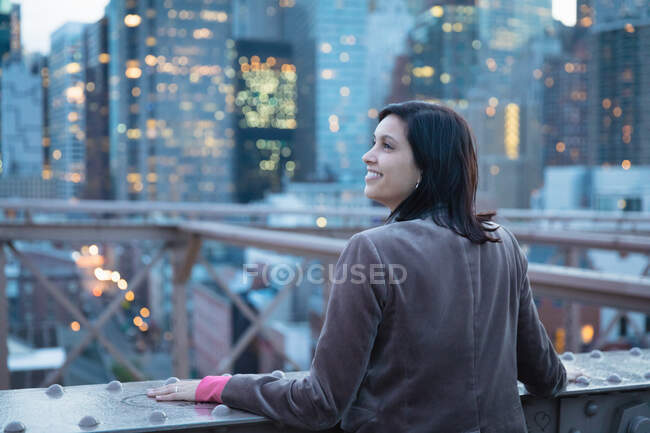 Female tourist looking out from Brooklyn Bridge, New York, USA — Stock Photo