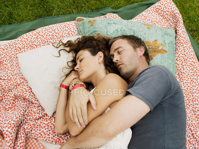 Uomo e donna che dormono sulla coperta — Foto stock