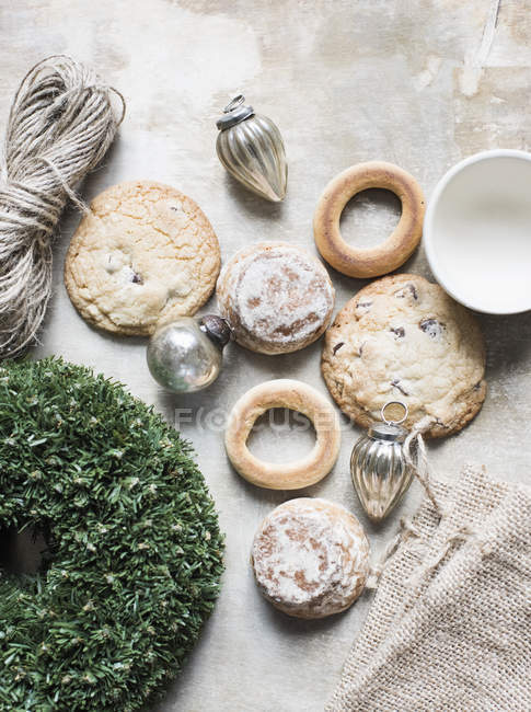 Рождественское печенье с рождественскими украшениями на столе — стоковое фото