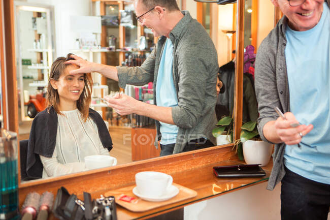 Homme coiffeur conseiller client féminin dans le salon de coiffure — Photo de stock