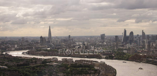 Панорамний вид з Кенері-Уорф над річкою Темза і Лондонська Skyline, Лондон, Великобританія — стокове фото