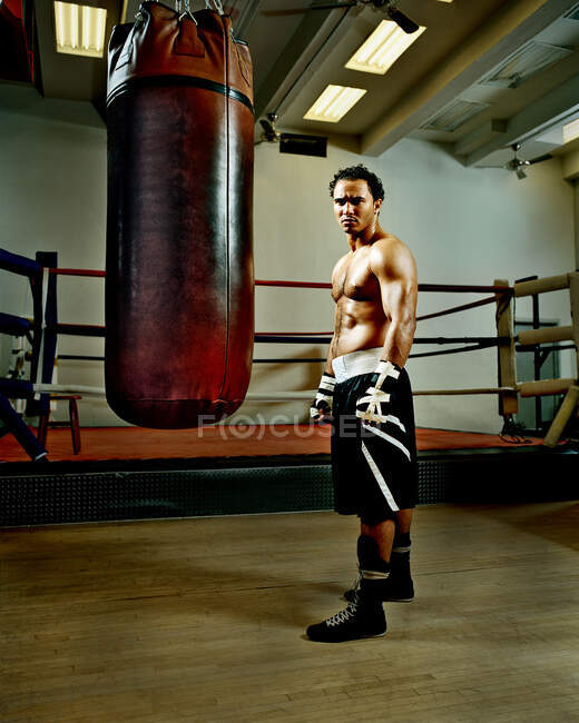 Boxer e sacco da boxe nella palestra di boxe di Brooklyn — Foto stock