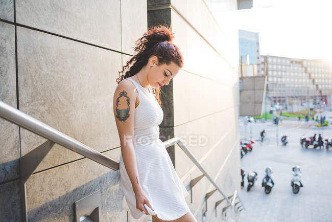 Frau auf der Treppe schaut nach unten, Mailand, Italien — Stockfoto