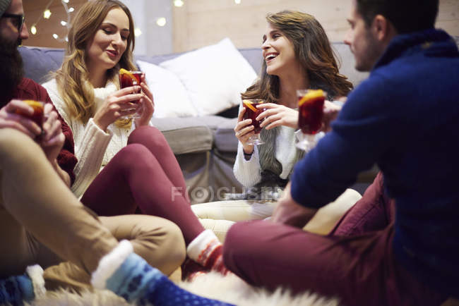 Friends enjoying mulled wine in chalet — Stock Photo
