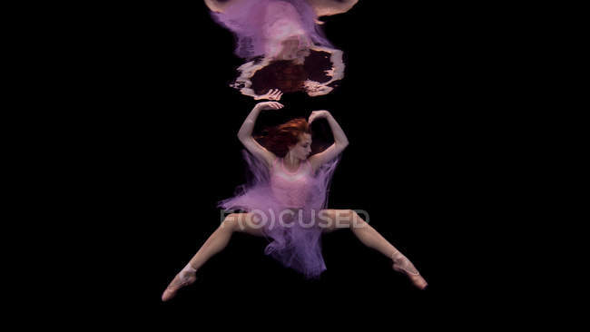 Vista submarina de la niña con tutú y zapatos de ballet - foto de stock