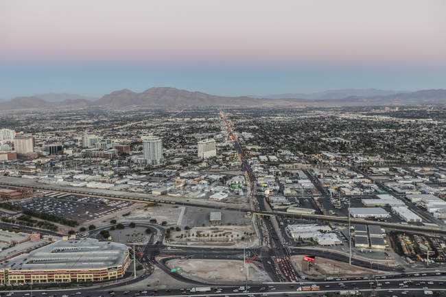 Vista aérea de la ciudad de Las Vegas bajo el cielo del atardecer - foto de stock