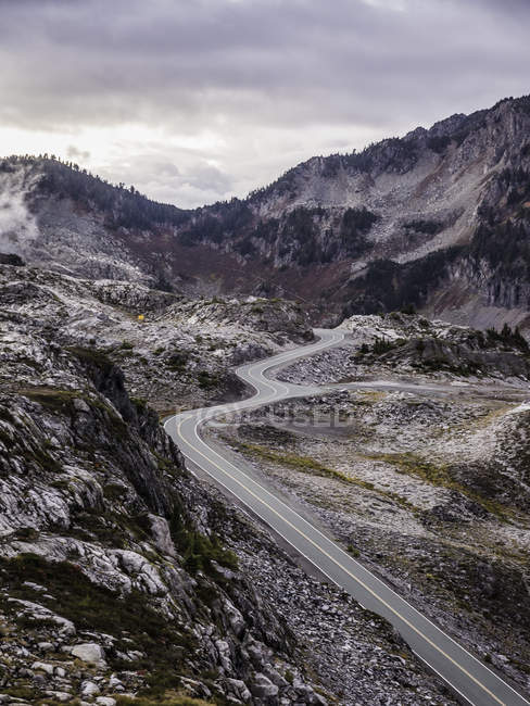 Winding road by Mount Baker, Washington, EE.UU. - foto de stock