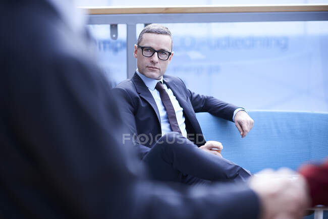 Empresárias tendo reunião no sofá no escritório — Fotografia de Stock