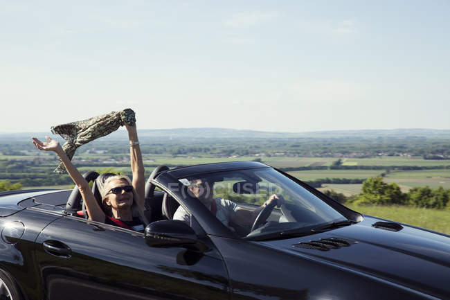 Couple d'âge mûr en voiture convertible — Photo de stock