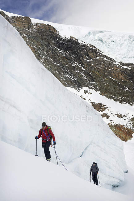 Alpinistes ski de randonnée sur montagne enneigée, Saas Fee, Suisse — Photo de stock