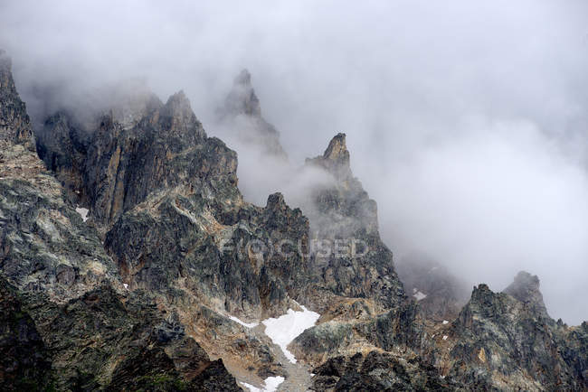 Montañas en la niebla, Cáucaso, Svaneti, Georgia - foto de stock