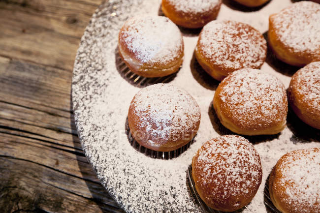 Italian cream puff desserts with icing sugar — Stock Photo