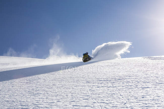 Man snowboarding down steep mountain, Trient, Swiss Alps, Switzerland — Stock Photo