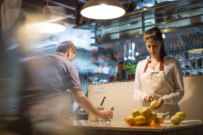 Restaurantbesitzer arbeiten in der Küche — Stockfoto