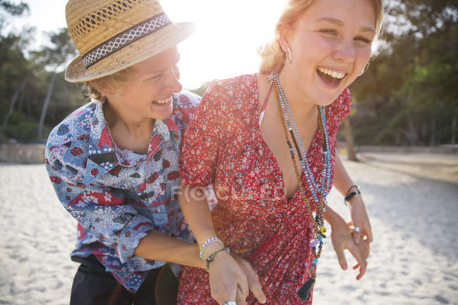 Casal na praia brincando, olhando para a câmera, Maiorca, Espanha — Fotografia de Stock