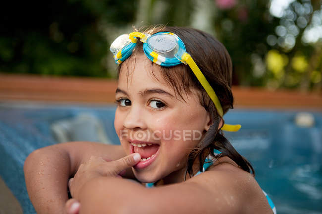 Young girl with swimming goggles in hot tub — Stock Photo