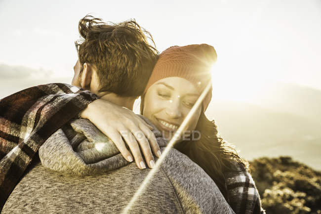 Casal no campo abraçando — Fotografia de Stock