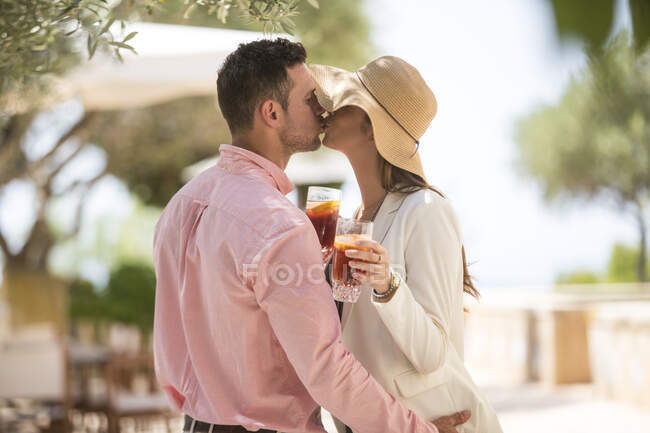 Couple sharing a kiss on arrival to boutique hotel, Majorca, Spain — Stock Photo