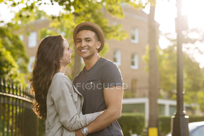 Junges Paar auf der Straße umarmt und lächelt — Stockfoto