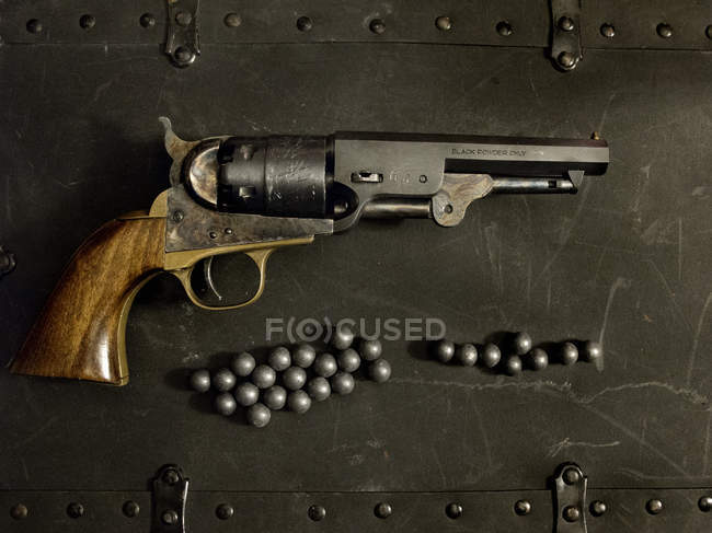 Vista superior de pistola y balas - foto de stock