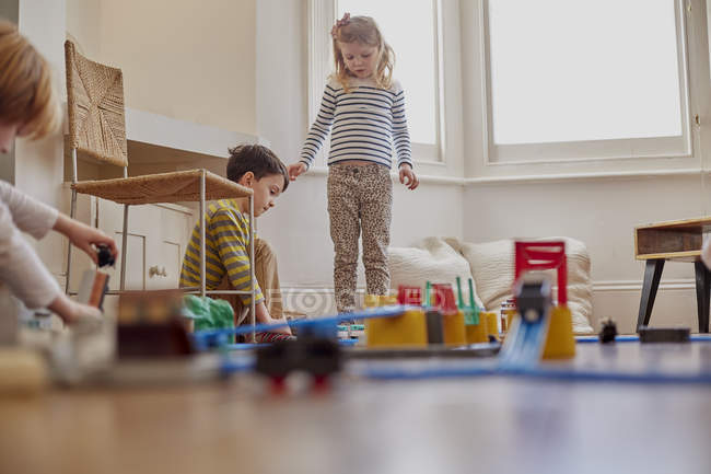 Jovem e menino brincando com brinquedo conjunto de trem — Fotografia de Stock