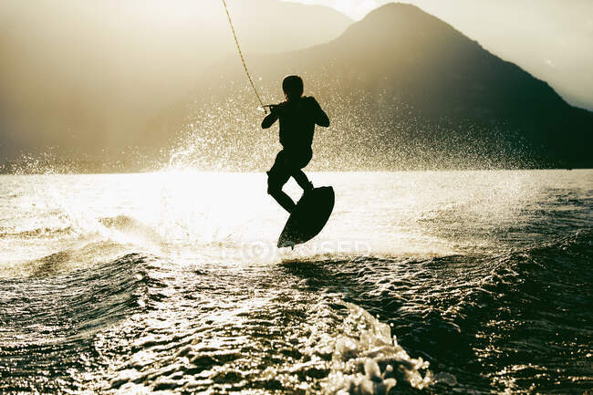 Silhueta de esqui aquático, lago Maggiore, Verbania, Piemonte, Itália — Fotografia de Stock