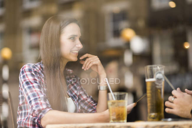 Fenêtre vue du jeune couple dans le bar — Photo de stock
