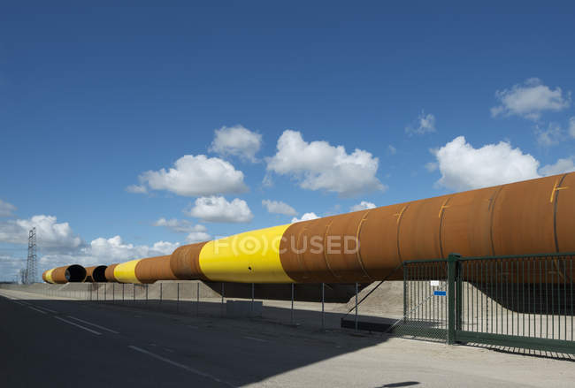 D'énormes tubes d'acier pour les éoliennes offshore au port, Flushing, Pays-Bas — Photo de stock