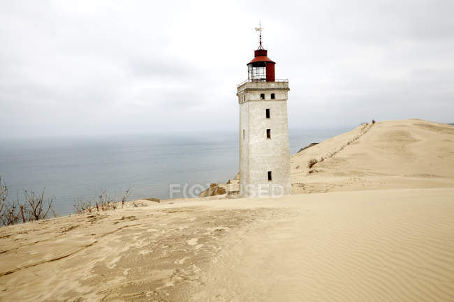 Faro Rubjerk Knude entre dunas de arena costeras, Dinamarca - foto de stock