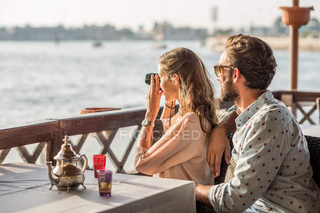 Couple romantique photographiant depuis Dubai marina cafe, Émirats arabes unis — Photo de stock
