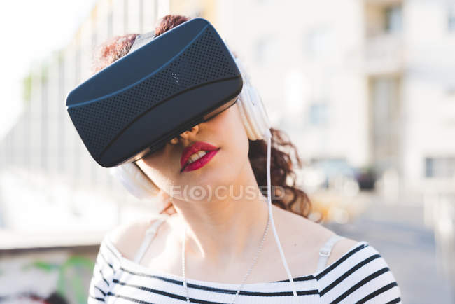 Женщина в виртуальной реальности и наушниках — стоковое фото