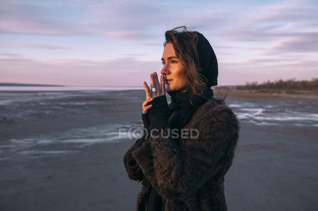Frau genießt Strand bei Sonnenuntergang — Stockfoto