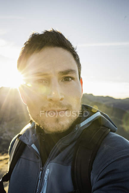 Escursionista in montagna nella giornata di sole — Foto stock