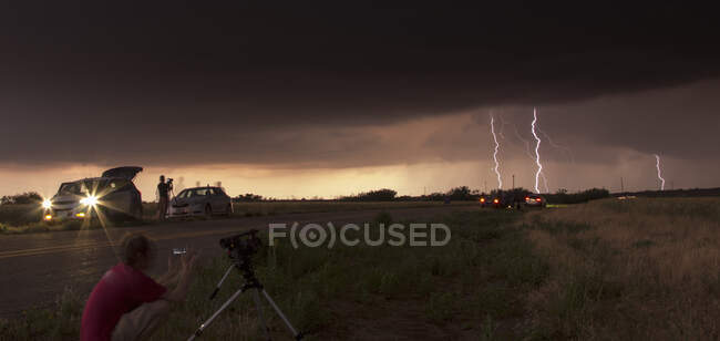 Cazador de tormentas rastreando tormenta tornádica en Texas Panhandle - foto de stock