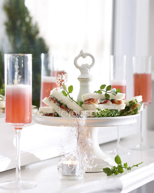 Champagne flauti di champagne rosa e panini di gamberi sul supporto torta — Foto stock