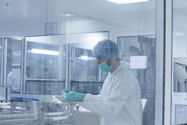 Worker packaging products in pharmaceutical plant — Stock Photo