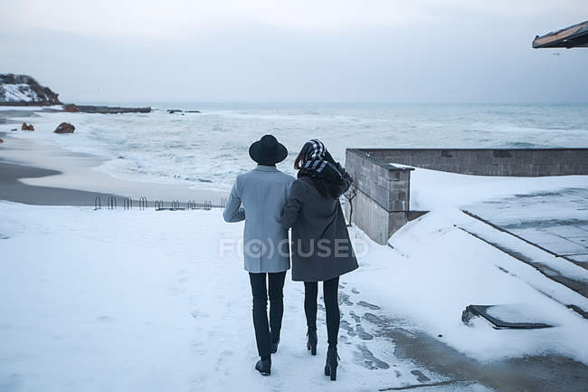 Paar im Winterurlaub, Odessa, Ukraine — Stockfoto