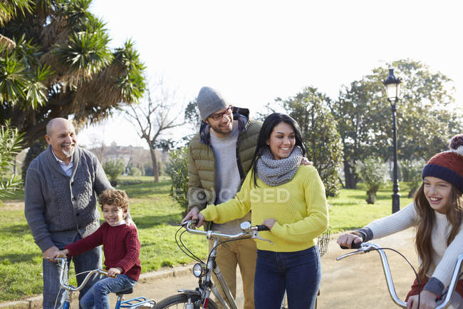 Familia multigeneración en el parque con bicicletas - foto de stock