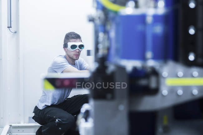 Engenheiro, usando óculos de segurança, trabalhando na fábrica de engenharia — Fotografia de Stock