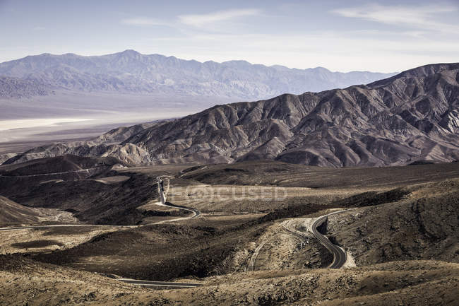 Paesaggio roccioso arido con strada tortuosa — Foto stock
