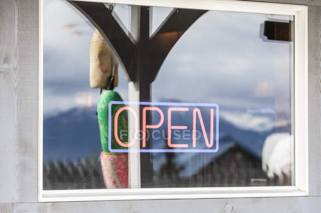 Panneau néon ouvert sur la fenêtre, Homer Spit, Kachemak Bay, Alaska, USA — Photo de stock