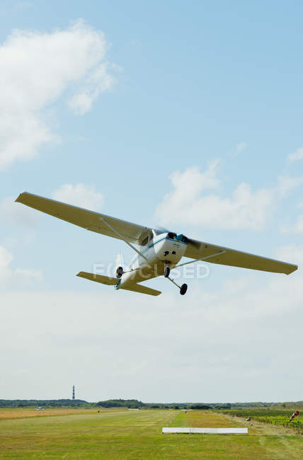 Aereo in decollo dall'aeroporto, Ballum, Frisia, Paesi Bassi — Foto stock