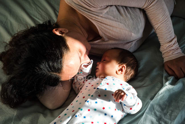 Madre e figlio che riposano a letto — Foto stock