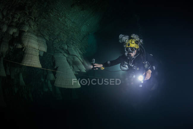 Mergulhador explorando formações naturais únicas conhecidas como 