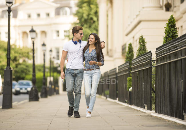 Parejas jóvenes paseando por la calle de la ciudad, Londres, Reino Unido - foto de stock