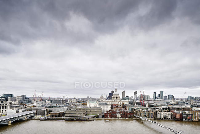 Skyline de la ville de Tate Modern, avec la Tamise et le pont du millénaire, Londres, Royaume-Uni — Photo de stock