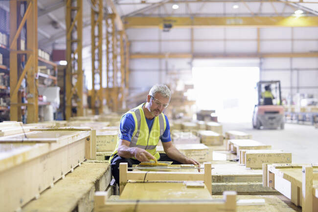 Pierre de moulage ouvrier dans une usine de pierre architecturale — Photo de stock